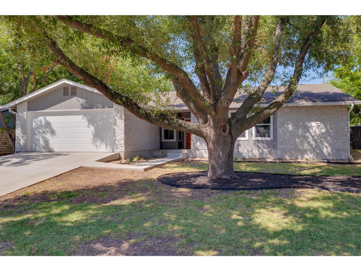 2202 Donna Dr - front exterior - Luxury home in Dahlberg Estates Sec 3, Taylor, TX