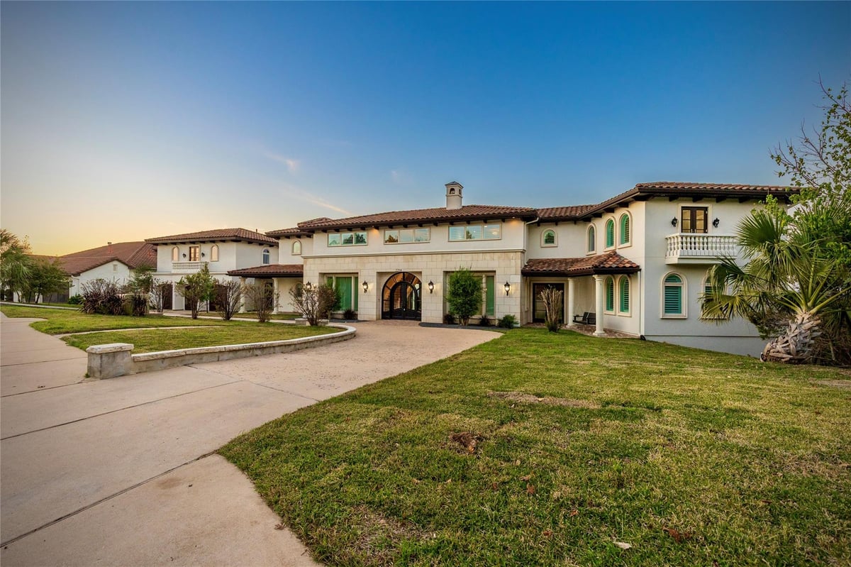 Living area at 2204 Canonero Dr - 6 bed 5 bath home