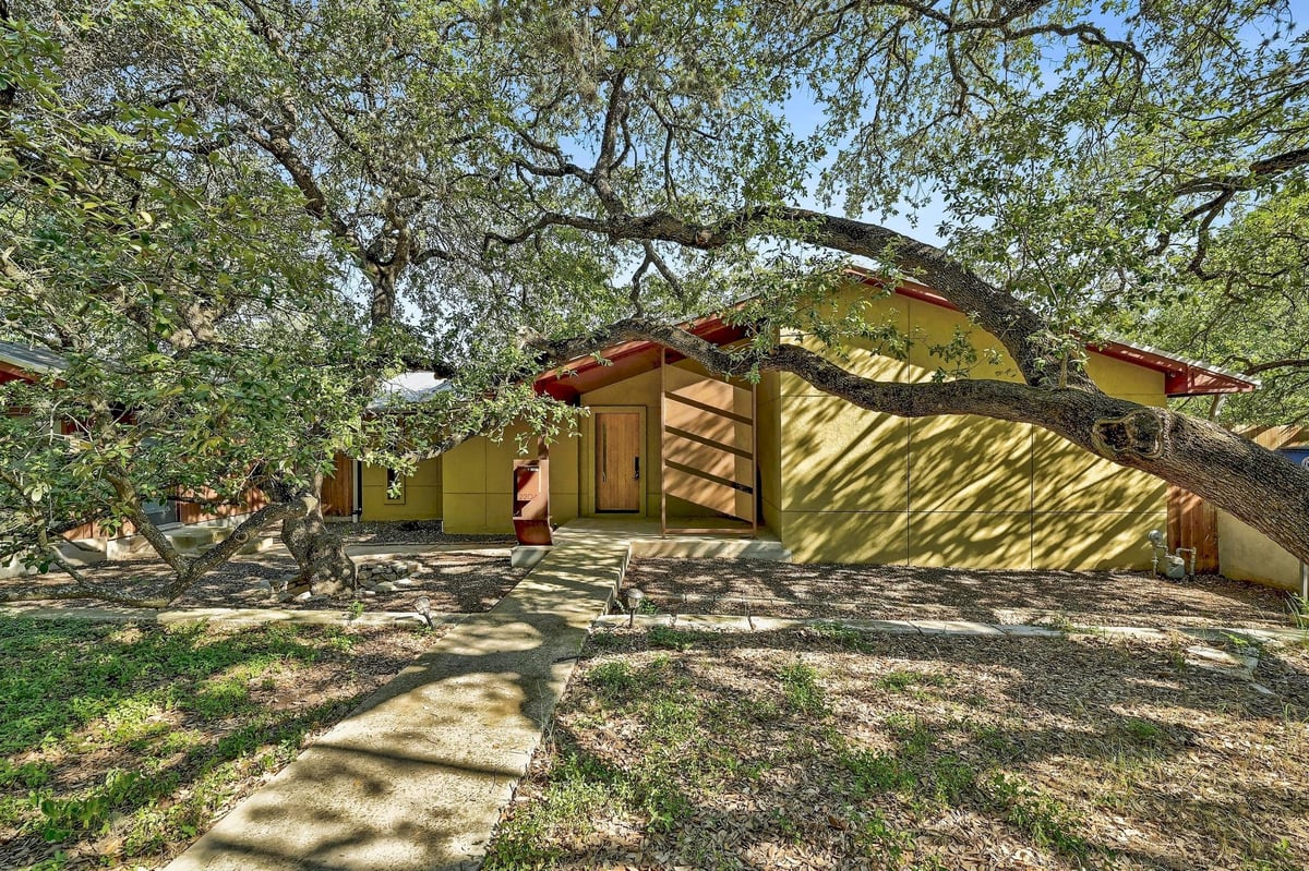 View 2204 Spring Creek DR in Barton Terrace Sec 1 2204 Spring Creek DR - property photo 1 - Luxury home in Barton Terrace Sec 1, Austin, TX