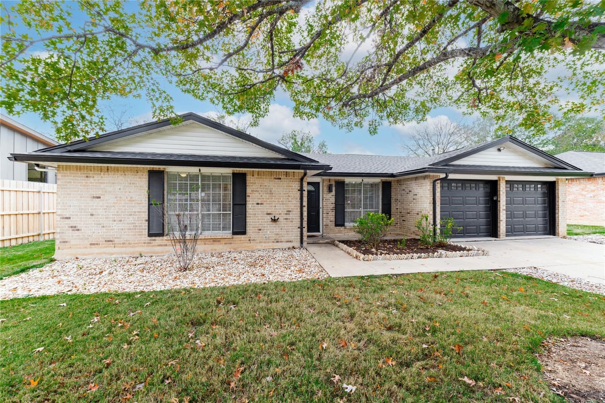 View 2207 Southern Oaks DR in Fairmont Park Sec 01 2207 Southern Oaks DR - property photo 1 - Luxury home in Fairmont Park Sec 01, Austin, TX