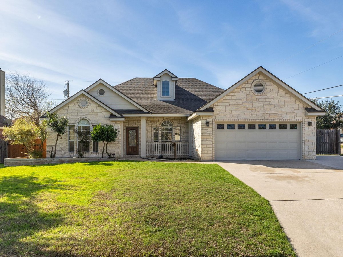 View 2209 Lark Ln in Hidden Meadow 2209 Lark Ln - property photo 1 - Luxury home in Hidden Meadow, Taylor, TX
