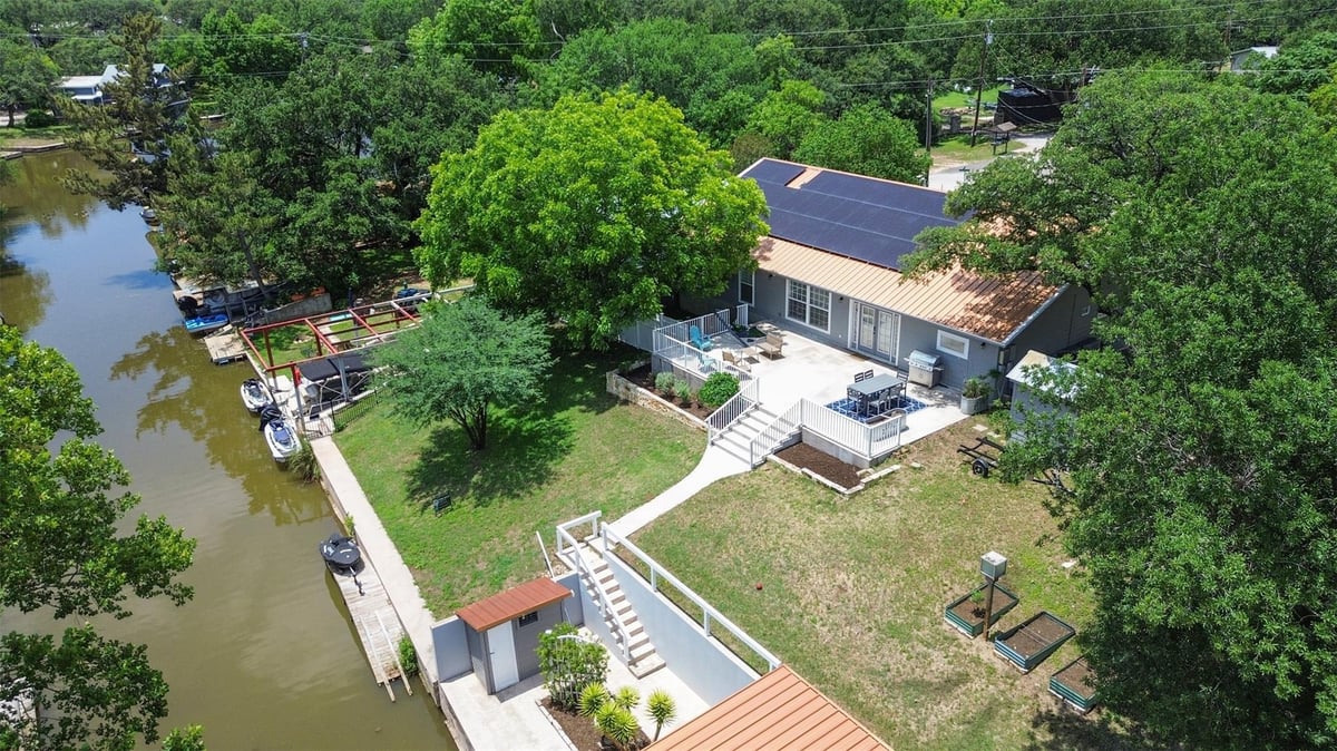 View 221 County Road 136C in Twin Isle 221 County Road 136C - property photo 1 - Luxury home in Twin Isle, Kingsland, TX