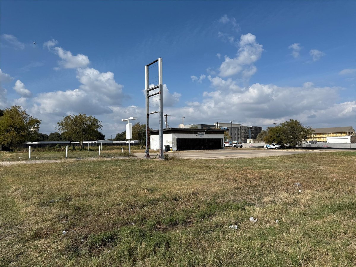 Living area at 221 N Interstate 35 - Gabriel Heights, Georgetown, TX