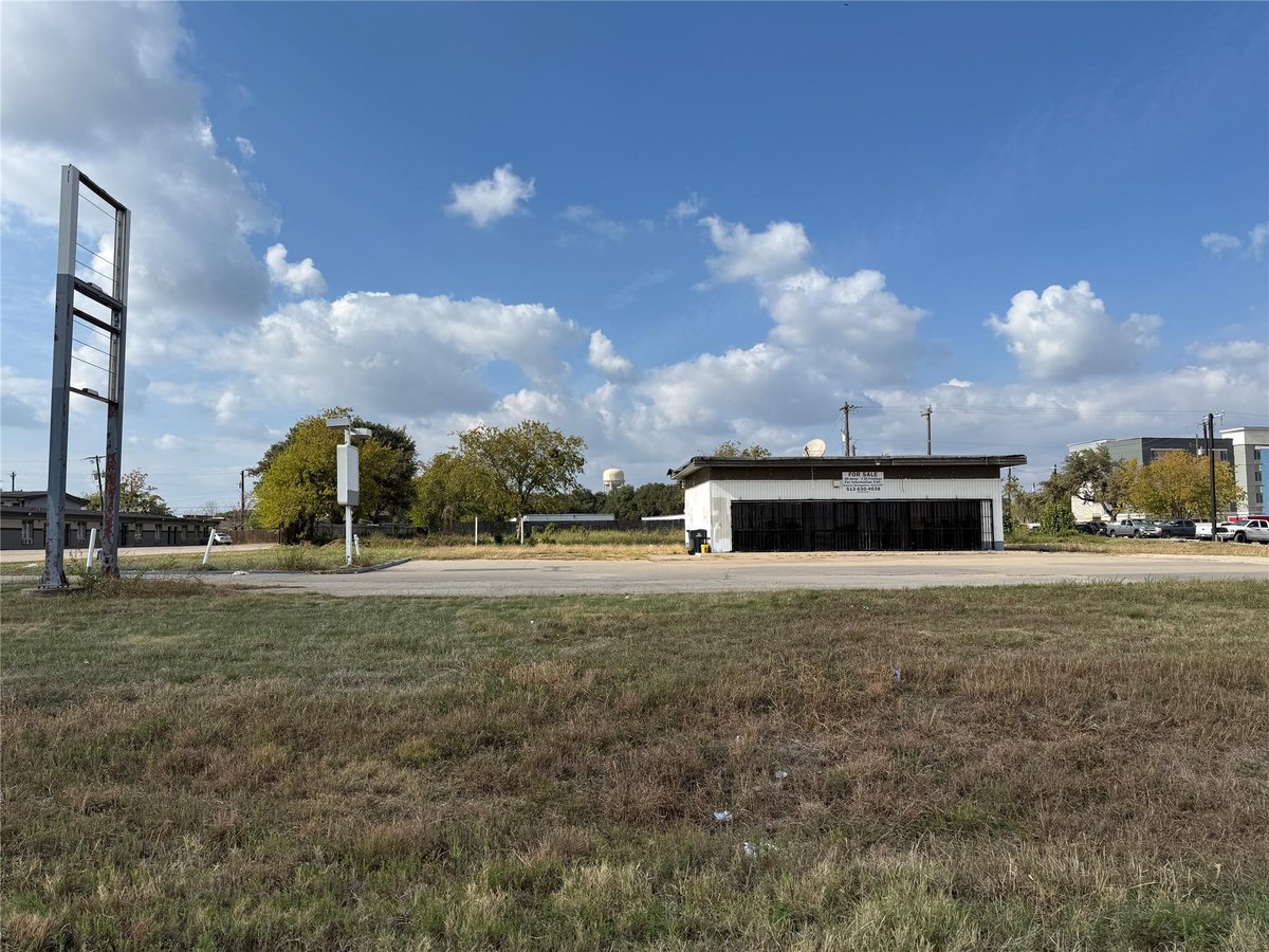 Kitchen at 221 N Interstate 35 - Gabriel Heights, Georgetown, TX
