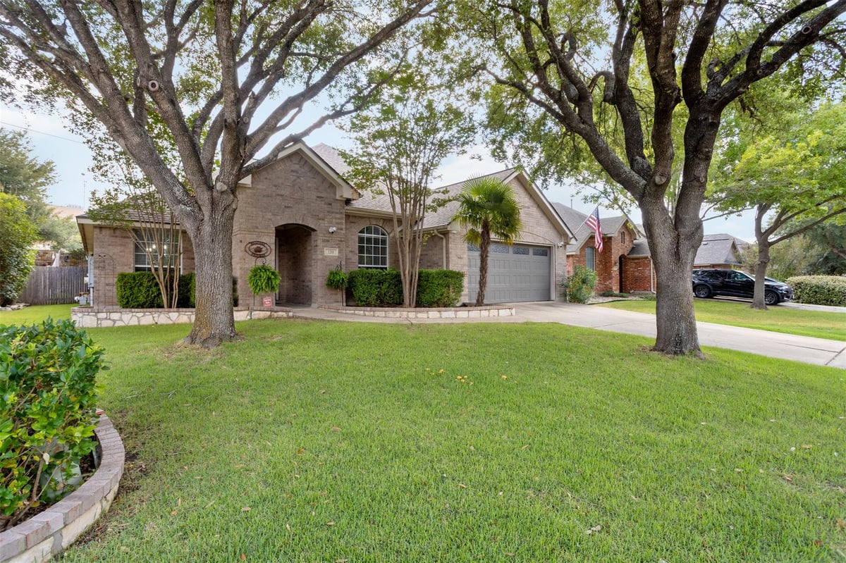 View 2211 Heritage Well LN in Falcon Pointe Sec 02 2211 Heritage Well LN - property photo 1 - Luxury home in Falcon Pointe Sec 02, Pflugerville, TX