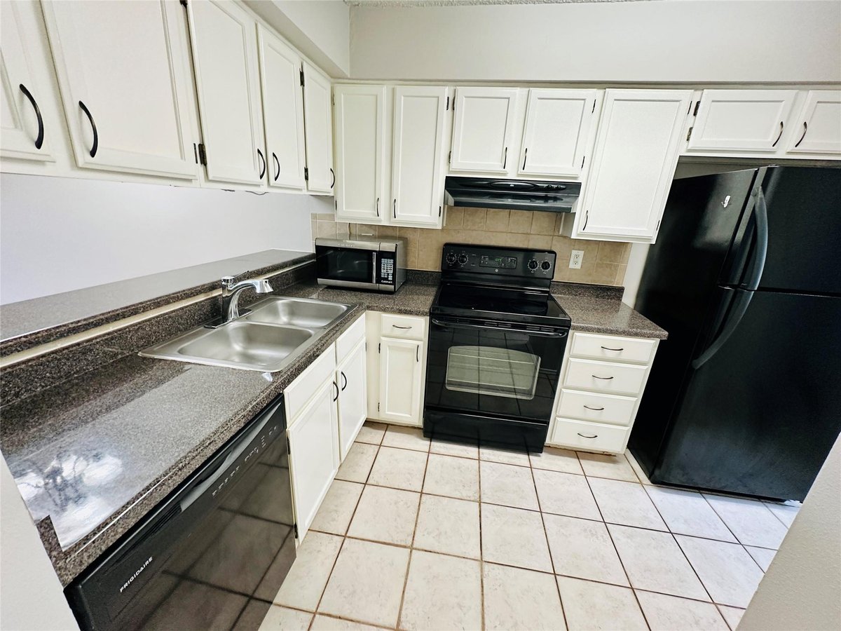 View 2215 Post RD Unit #2028 in Travis Oaks Condo Amd 2215 Post RD Unit #2028 - property photo 1 - Luxury home in Travis Oaks Condo Amd, Austin, TX