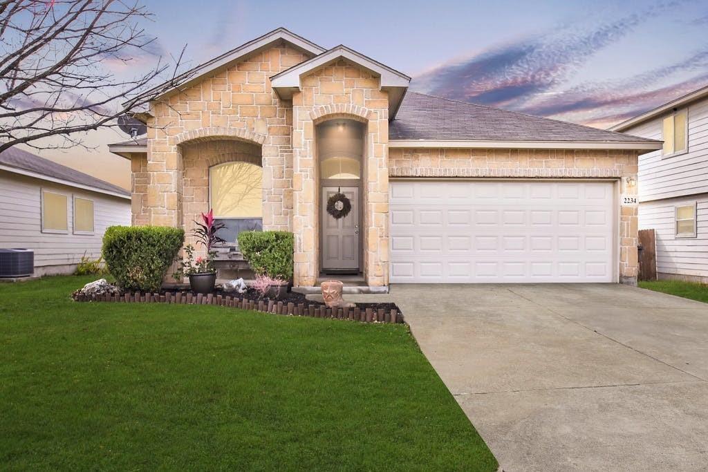 View 2234 Lakeline DR in Avery Park 2234 Lakeline DR - front exterior - Luxury home in Avery Park, New Braunfels, TX