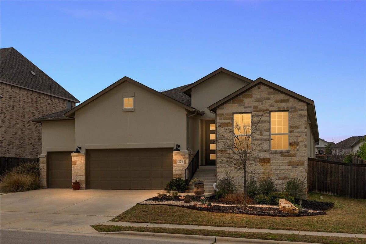Living area at 224 Majestic Sage Trl - 6 bed 2 bath home