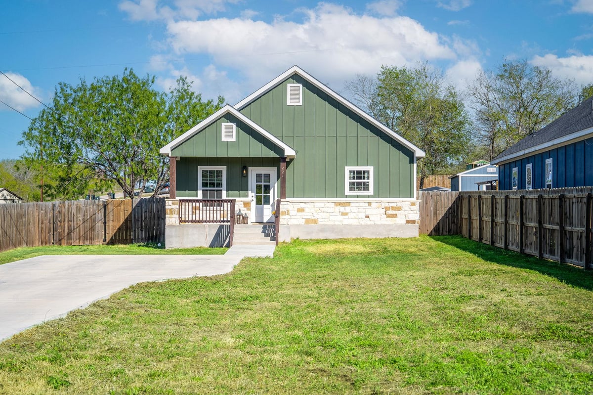 View 224 Spruce Ave in J & S Sub 224 Spruce Ave - front exterior - Luxury home in J & S Sub, Luling, TX