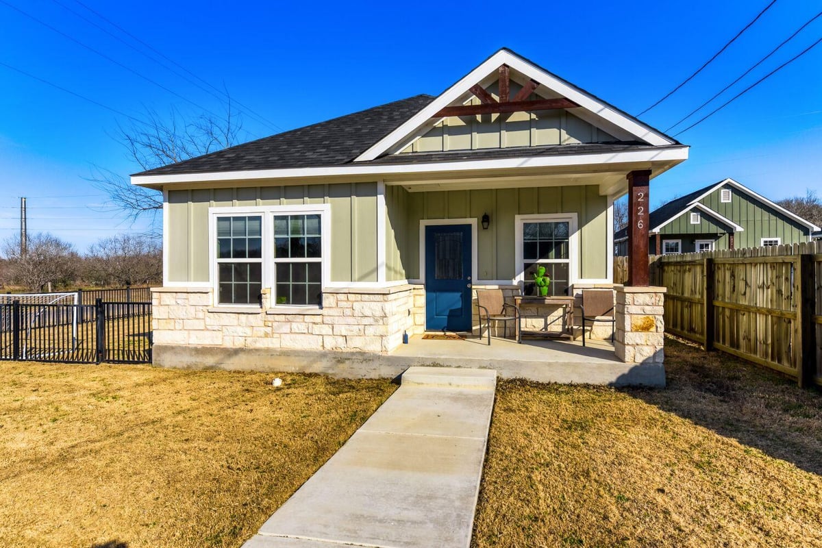View 226 Spruce Ave in J & S Sub 226 Spruce Ave - front exterior - Luxury home in J & S Sub, Luling, TX