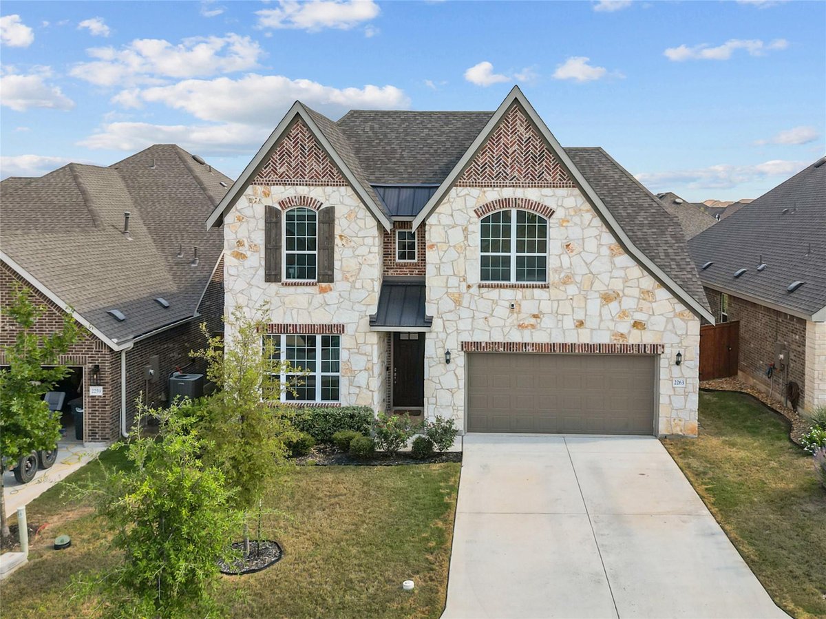 Living area at 2263 Gran Cielo Trl - 4 bed 3 bath home