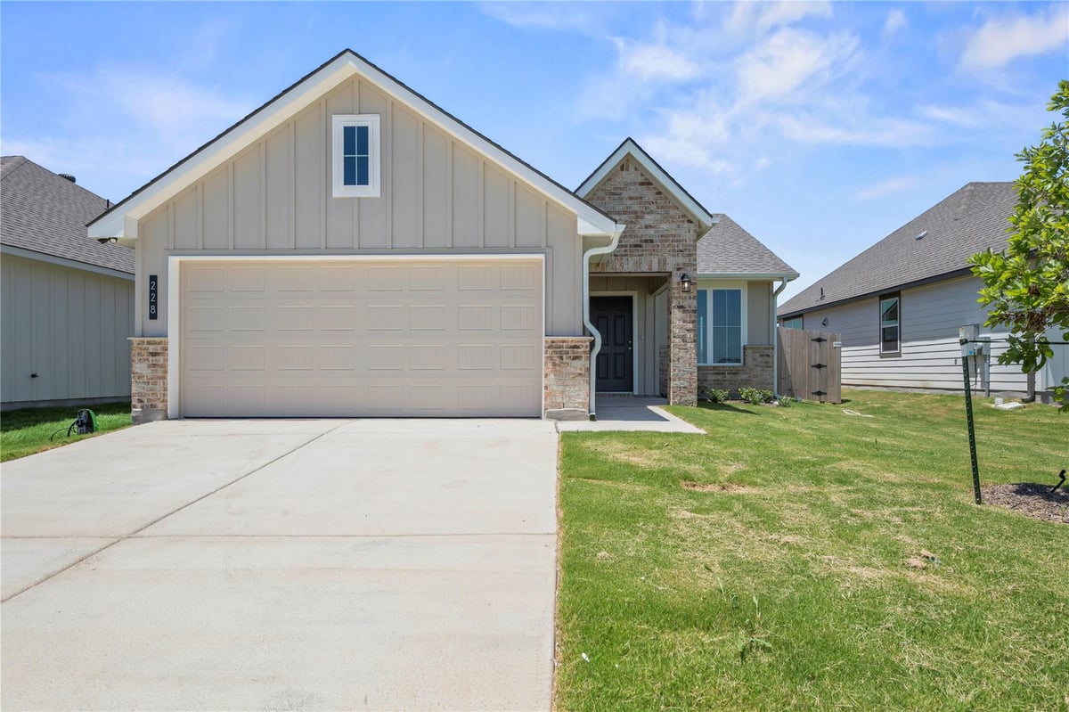 228 Gus LOOP - front exterior - Luxury home in Rancho San Gabriel, Georgetown, TX