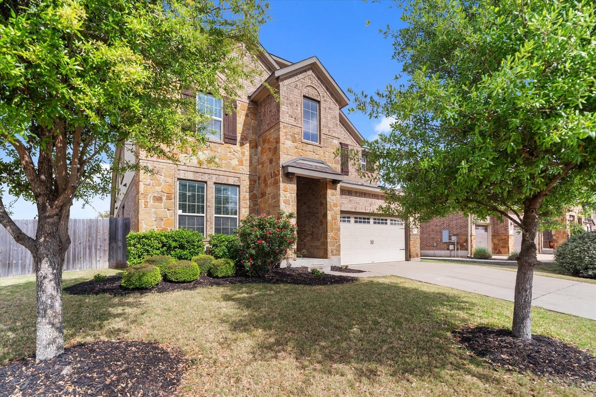 Living area at 2300 Centennial Loop - 5 bed 4 bath home