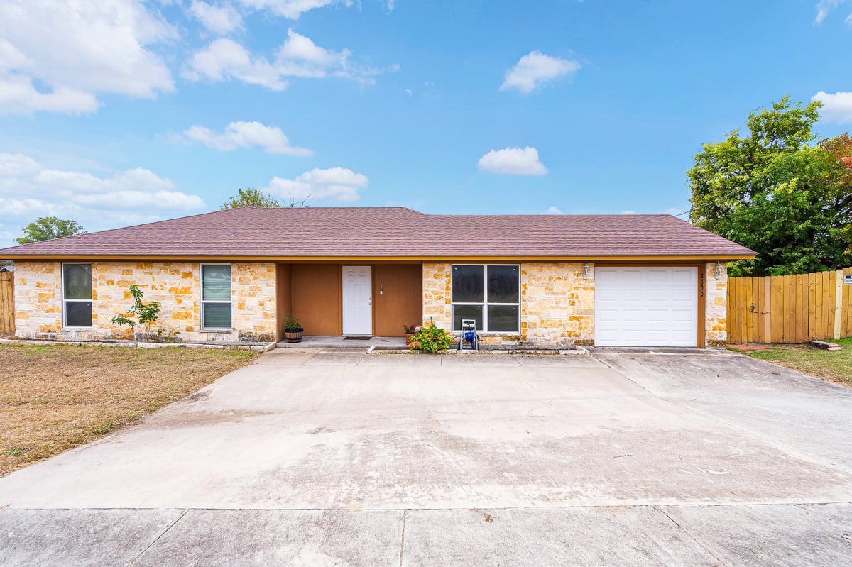 Living area at 2300 Goode Cir - 3 bed 2 bath home