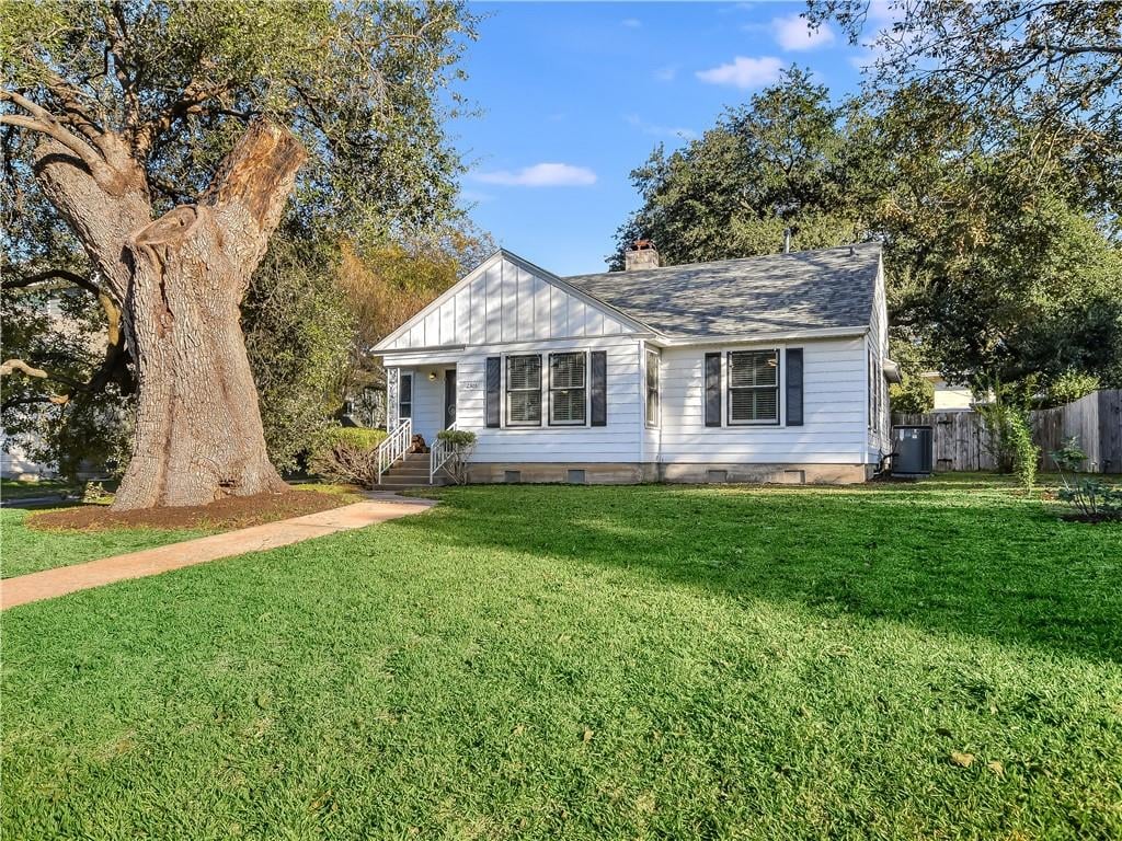 View 2305 Forest Ave in La Prelle Place Resub 2305 Forest Ave - front exterior - Luxury home in La Prelle Place Resub, Austin, TX