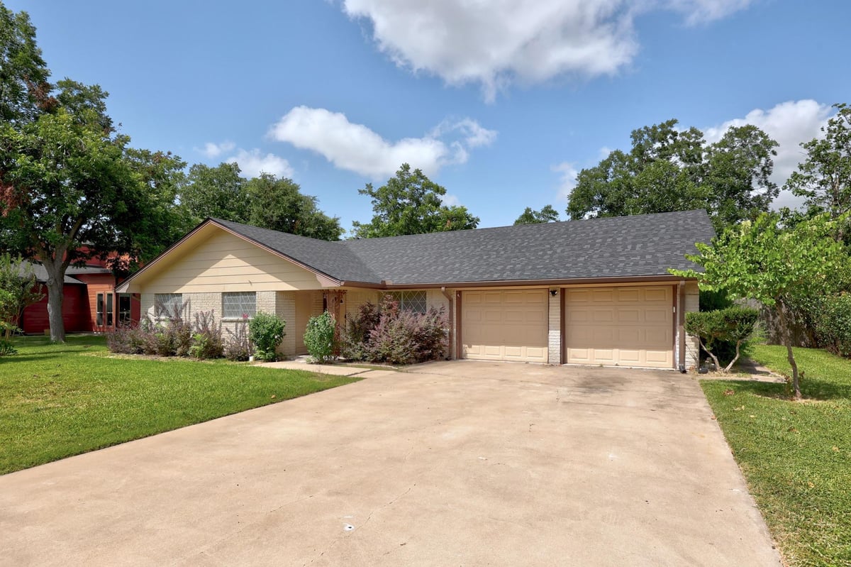 View 2305 Lathan LN in North Drive Sub 2305 Lathan LN - front exterior - Luxury home in North Drive Sub, Taylor, TX