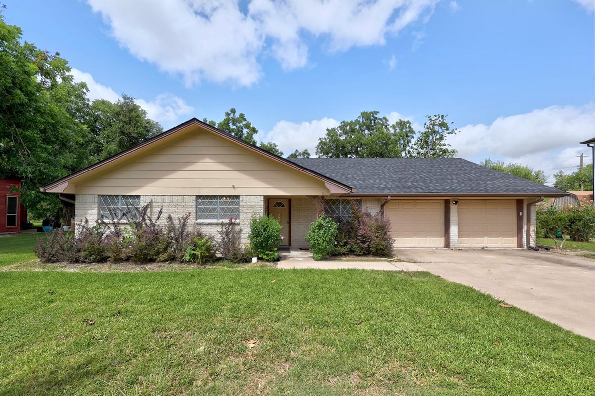 View 2305 Lathan LN in North Drive Sub 2305 Lathan LN - property photo 1 - Luxury home in North Drive Sub, Taylor, TX