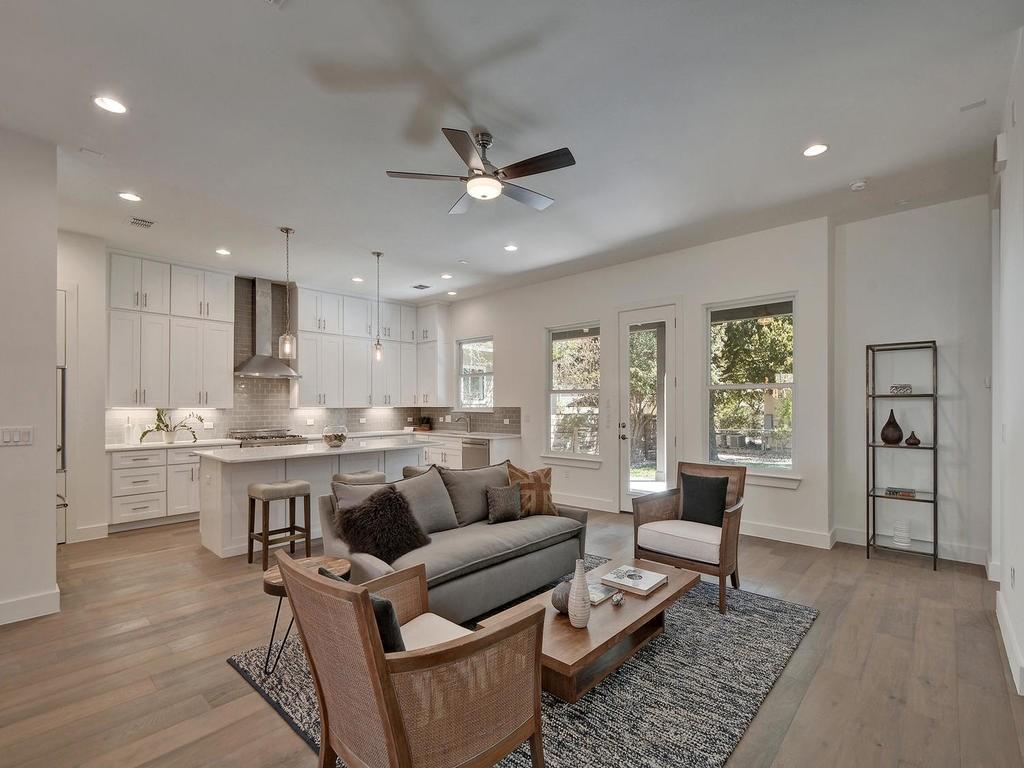 View 2305 S 3rd St in Bawcom 2305 S 3rd St - property photo 1 - Luxury home in Bawcom, Austin, TX