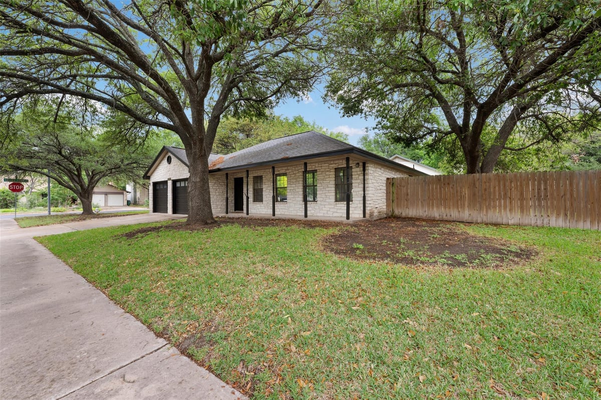 Living area at 2306 Alimony Cv - 3 bed 2 bath home