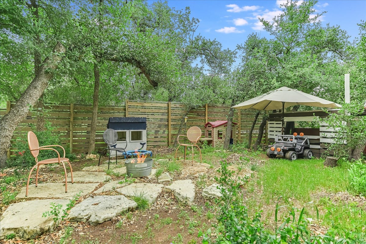 Living area at 2308 Rain Water Dr - Apache Shores Sec 02, Austin, TX