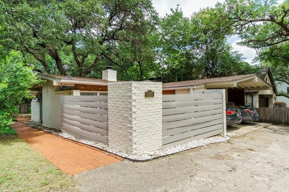 View 2310 W 9th ST in Boulevard Heights 2310 W 9th ST - front exterior - Luxury lot in Boulevard Heights, Austin, TX