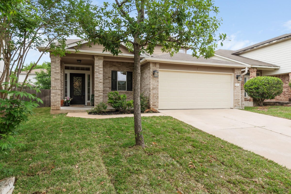 Living area at 2312 MARCUS ABRAMS Blvd - 4 bed 2 bath home