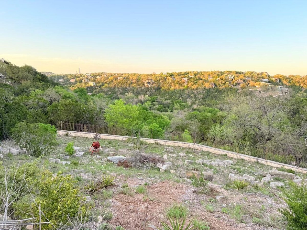 Living area at 2314 Little Beaver Trl - Apache Shores Sec 02, Austin, TX