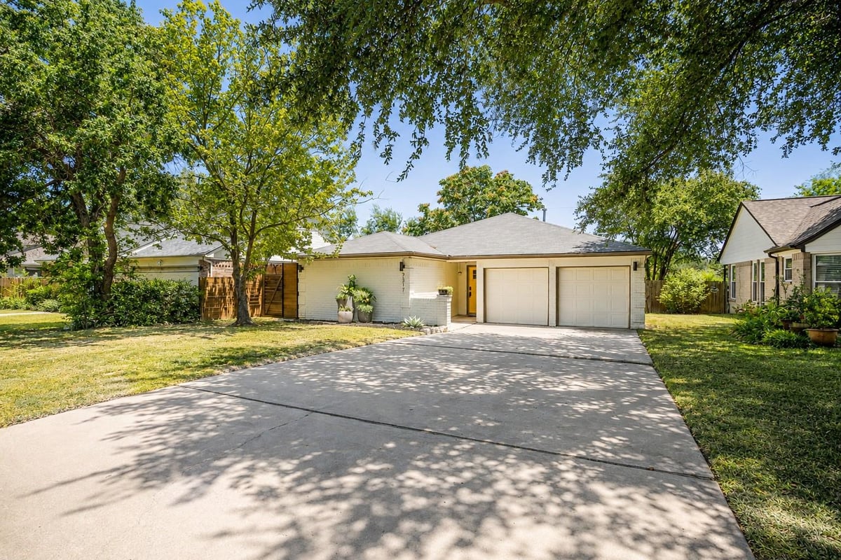View 2317 Windsong TRL in Windy Terrace Sec 01 2317 Windsong TRL - property photo 1 - Luxury home in Windy Terrace Sec 01, Round Rock, TX