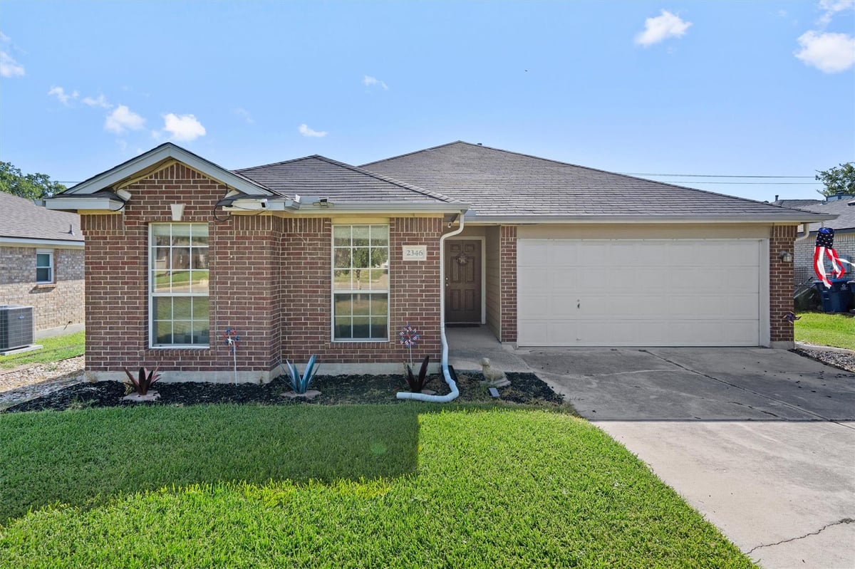 View 2346 Friarcreek LOOP in Greenlawn Place Sec 03 Resub Blk H 2346 Friarcreek LOOP - front exterior - Luxury home in Greenlawn Place Sec 03 Resub Blk H, Round Rock, TX