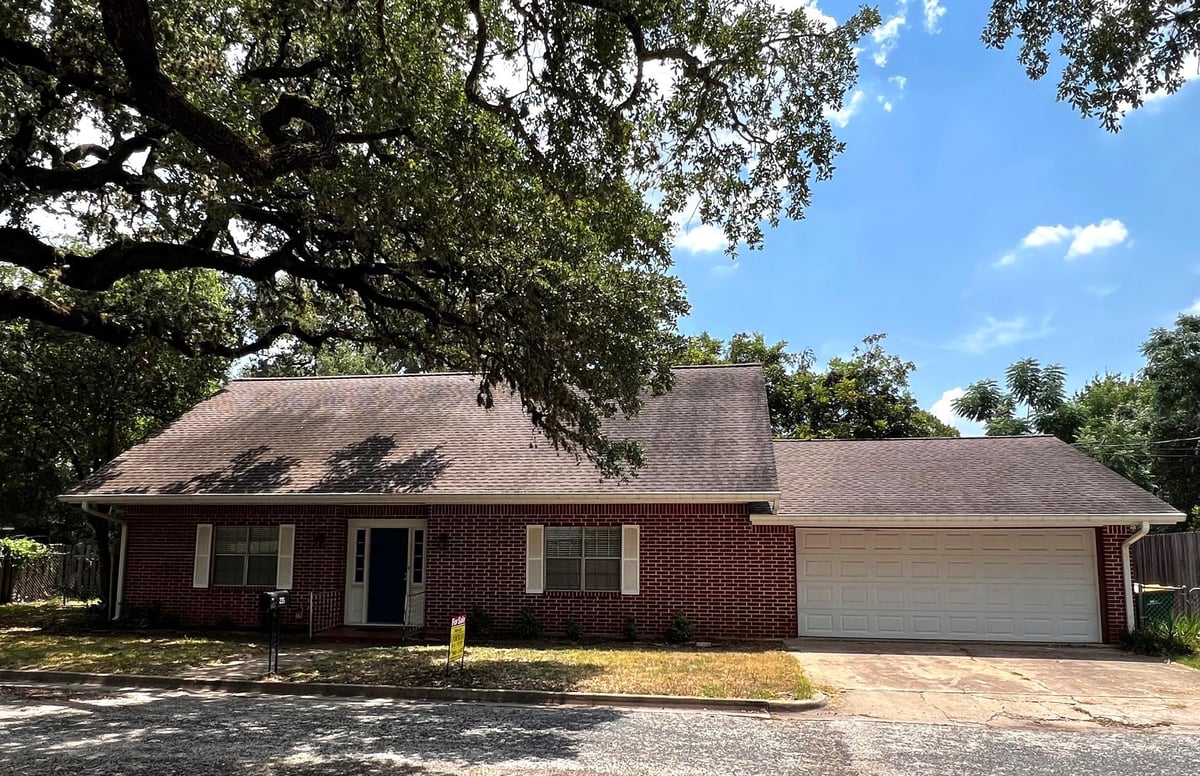View 235 W Lower Line ST in Eblin 426 235 W Lower Line ST - front exterior - Luxury home in Eblin 426, La Grange, TX