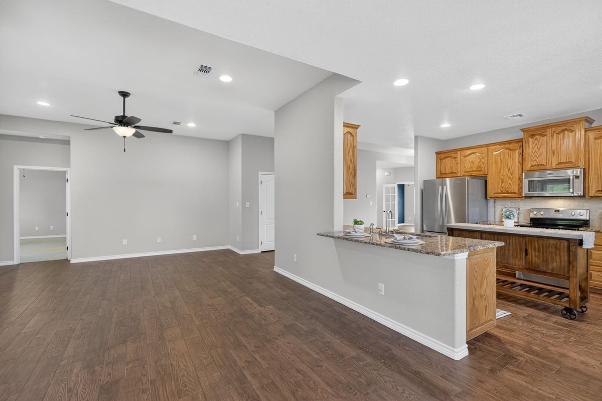 Living area at 237 Meadowlakes Dr - 4 bed 2 bath home