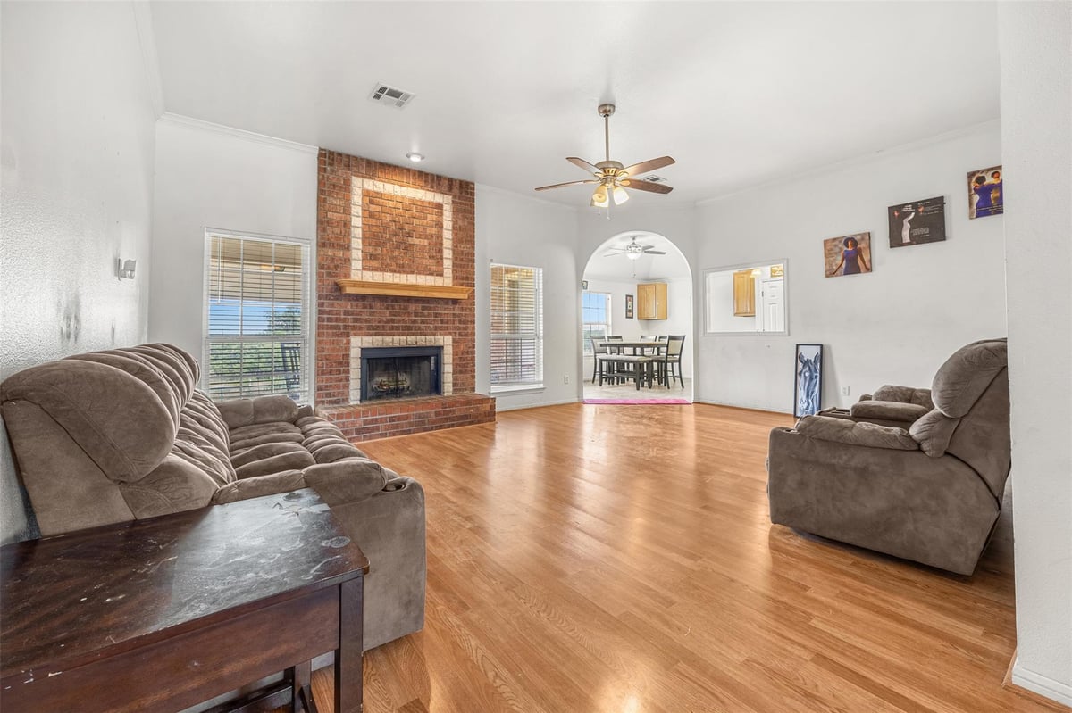 Living area at 239 County Road 3377 - 5 bed 3 bath home