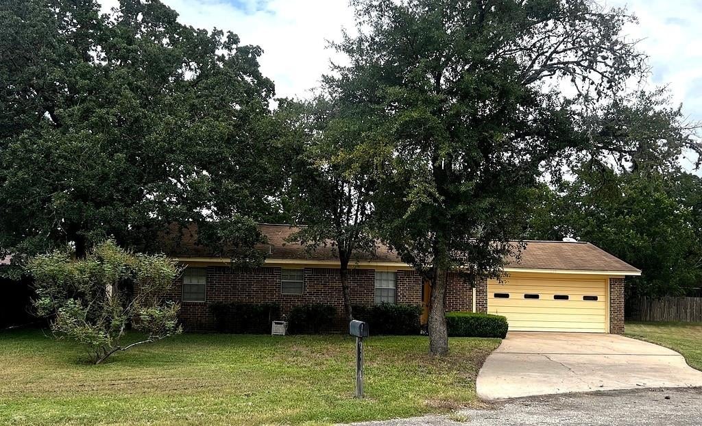 View 240 S Reed Cir in Hajovsky 433 240 S Reed Cir - property photo 1 - Luxury home in Hajovsky 433, La Grange, TX
