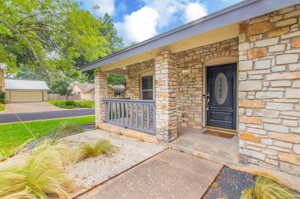 Living area at 2400 Braemar Cv - 3 bed 2 bath home