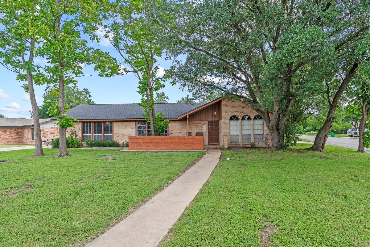 View 2400 Grace St in Smith W C 2400 Grace St - front exterior - Luxury home in Smith W C, Taylor, TX