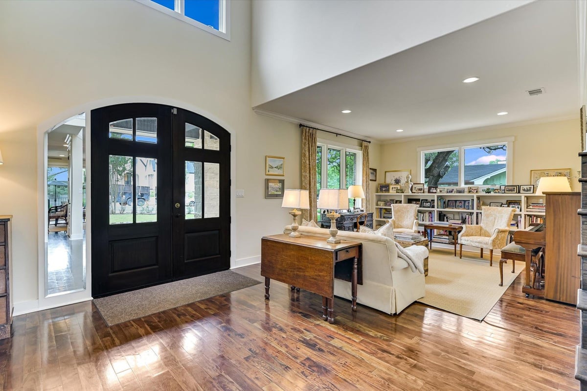 Living area at 2401 Westover Rd - 5 bed 3 bath home