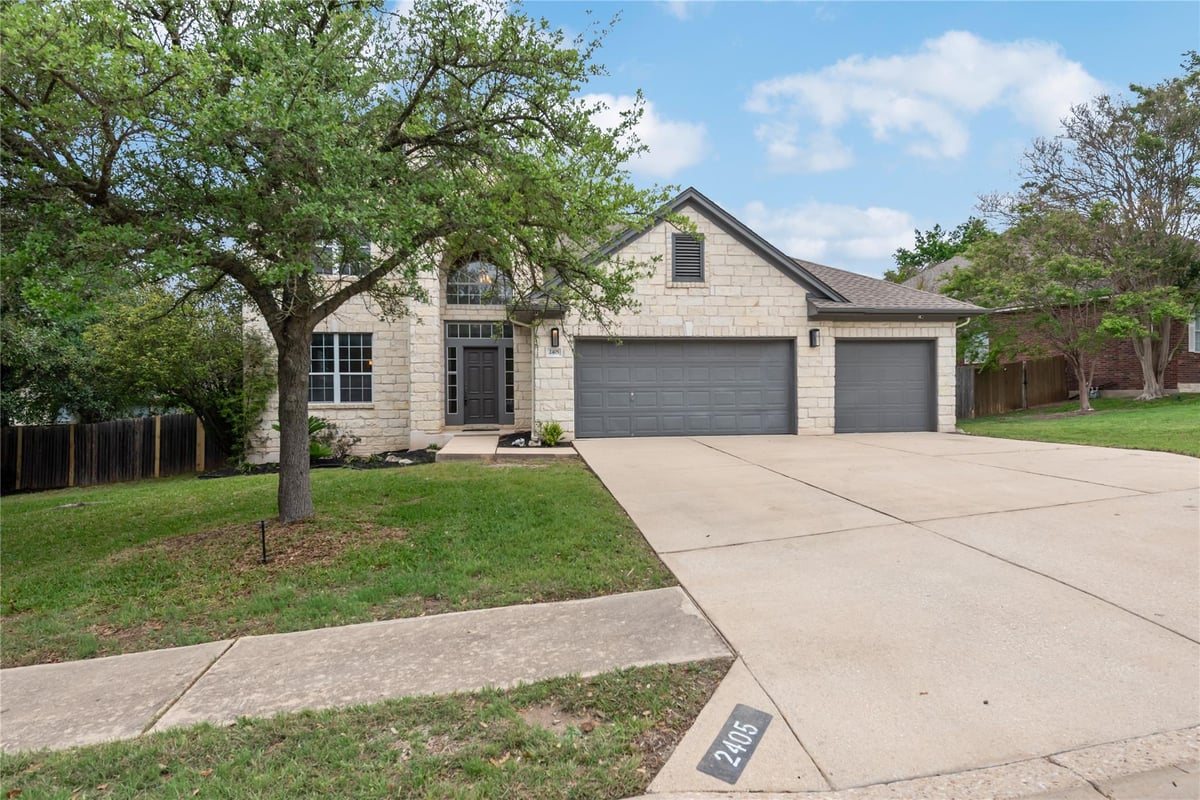 Living area at 2405 Narrow Valley Dr - 4 bed 3 bath home