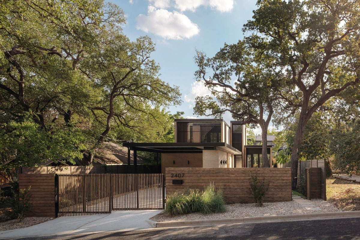 View 2407 W 10th ST in Marlton Place Sec 01 2407 W 10th ST - property photo 1 - Luxury home in Marlton Place Sec 01, Austin, TX