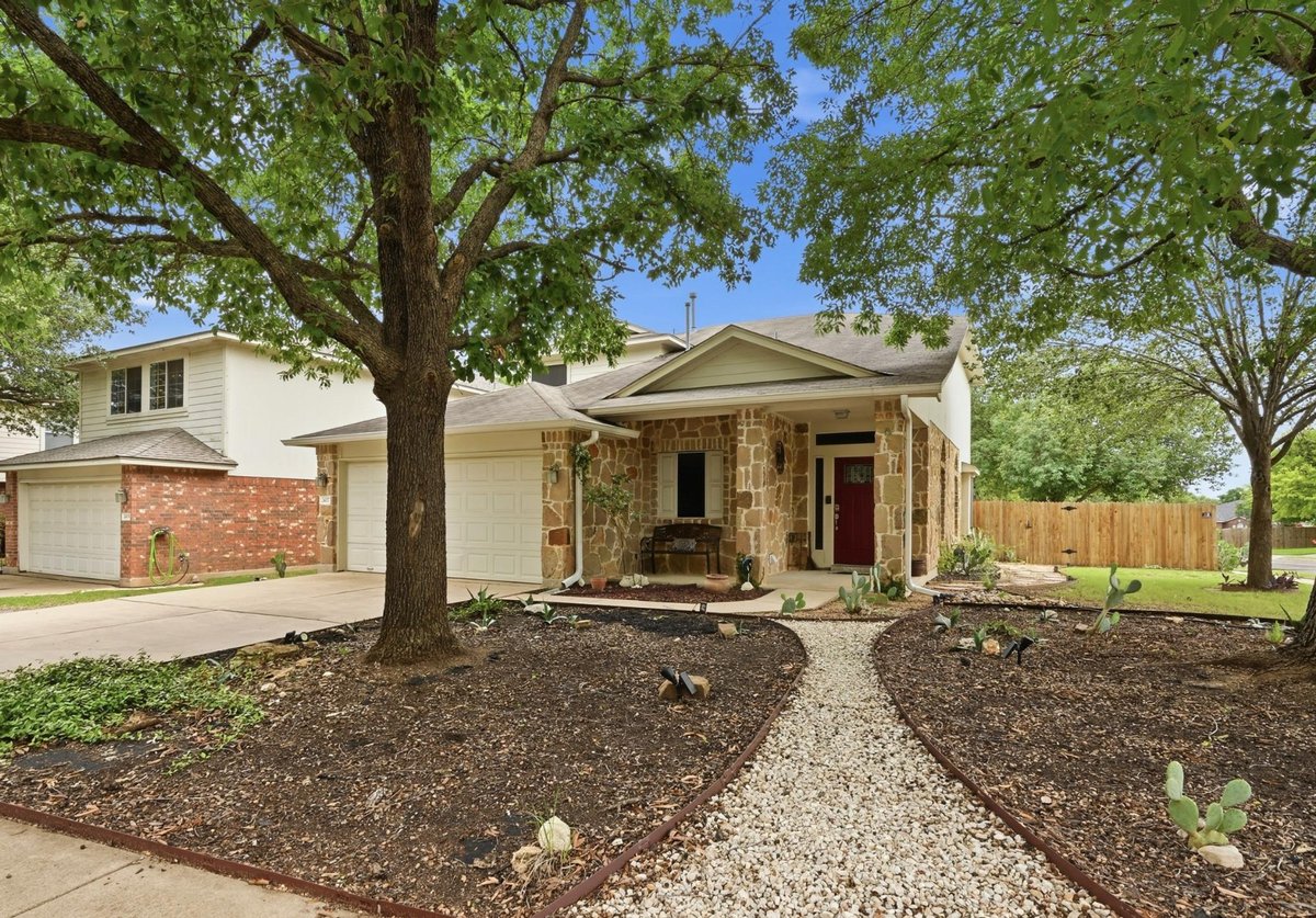 Living area at 2407 Wilma Rudolph Rd - 3 bed 2 bath home