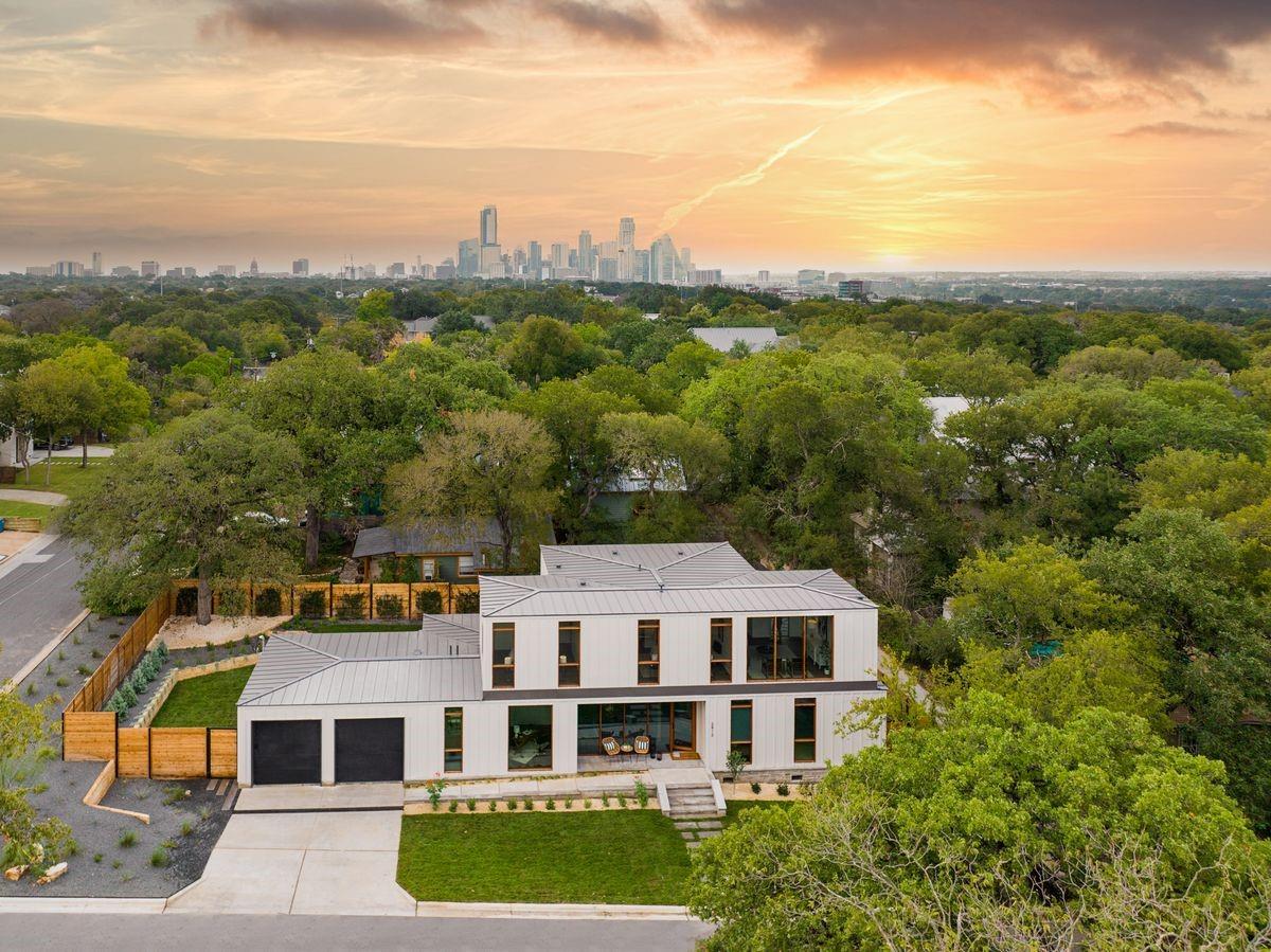 View 2413 W 9th ST in Boulevard Heights 2413 W 9th ST - property photo 1 - Luxury home in Boulevard Heights, Austin, TX