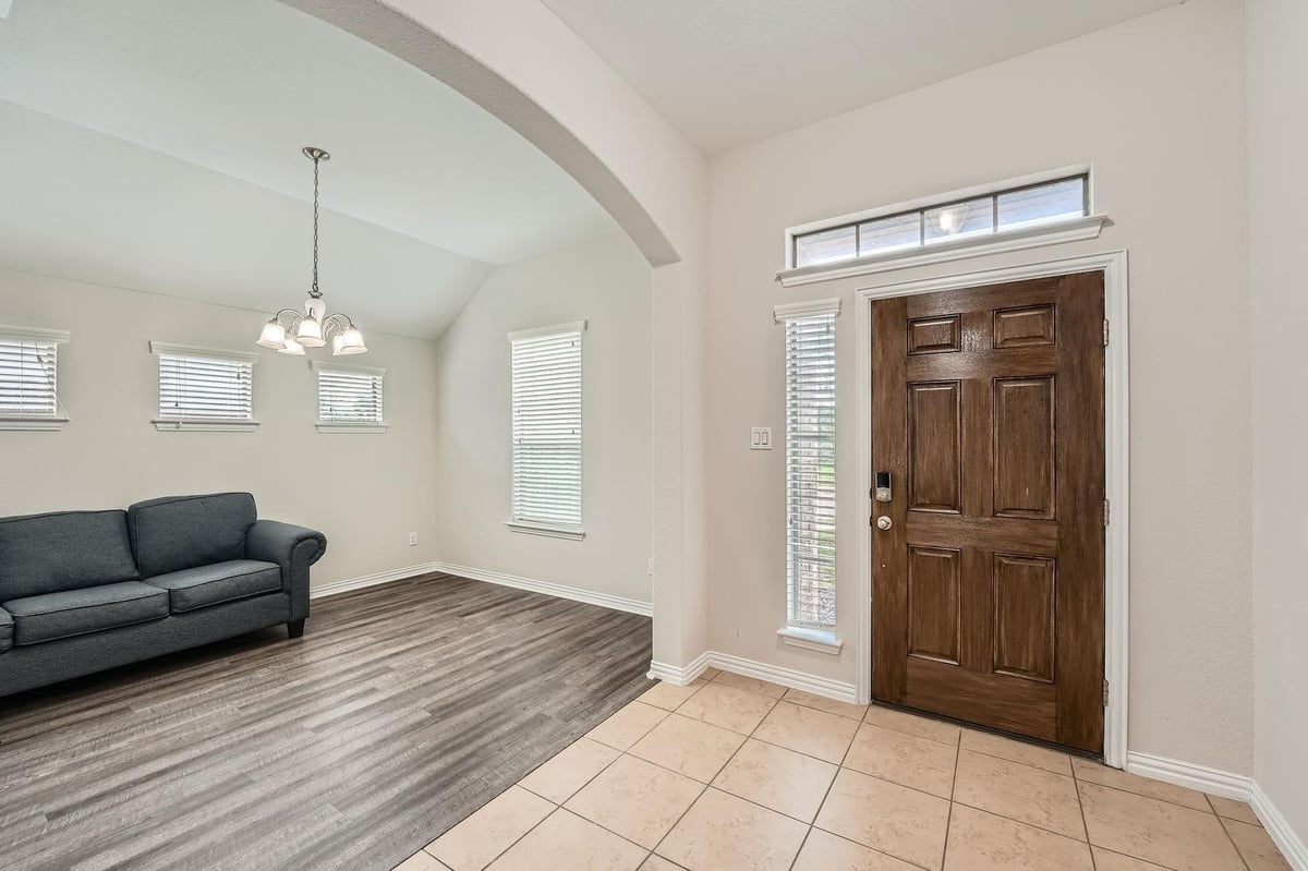 Living area at 2416 Lynx Ct - 3 bed 2 bath home