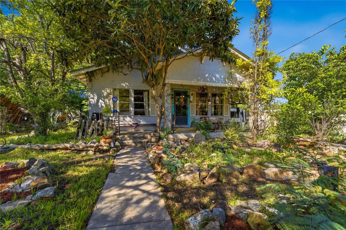View 242 S Sycamore Ave in CB4017 242 S Sycamore Ave - front exterior - Luxury home in CB4017, New Braunfels, TX