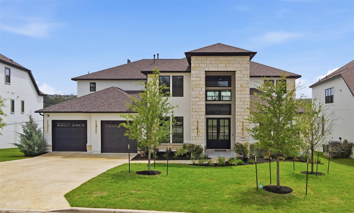 Living area at 2420 Novara Trl - 5 bed 5 bath home