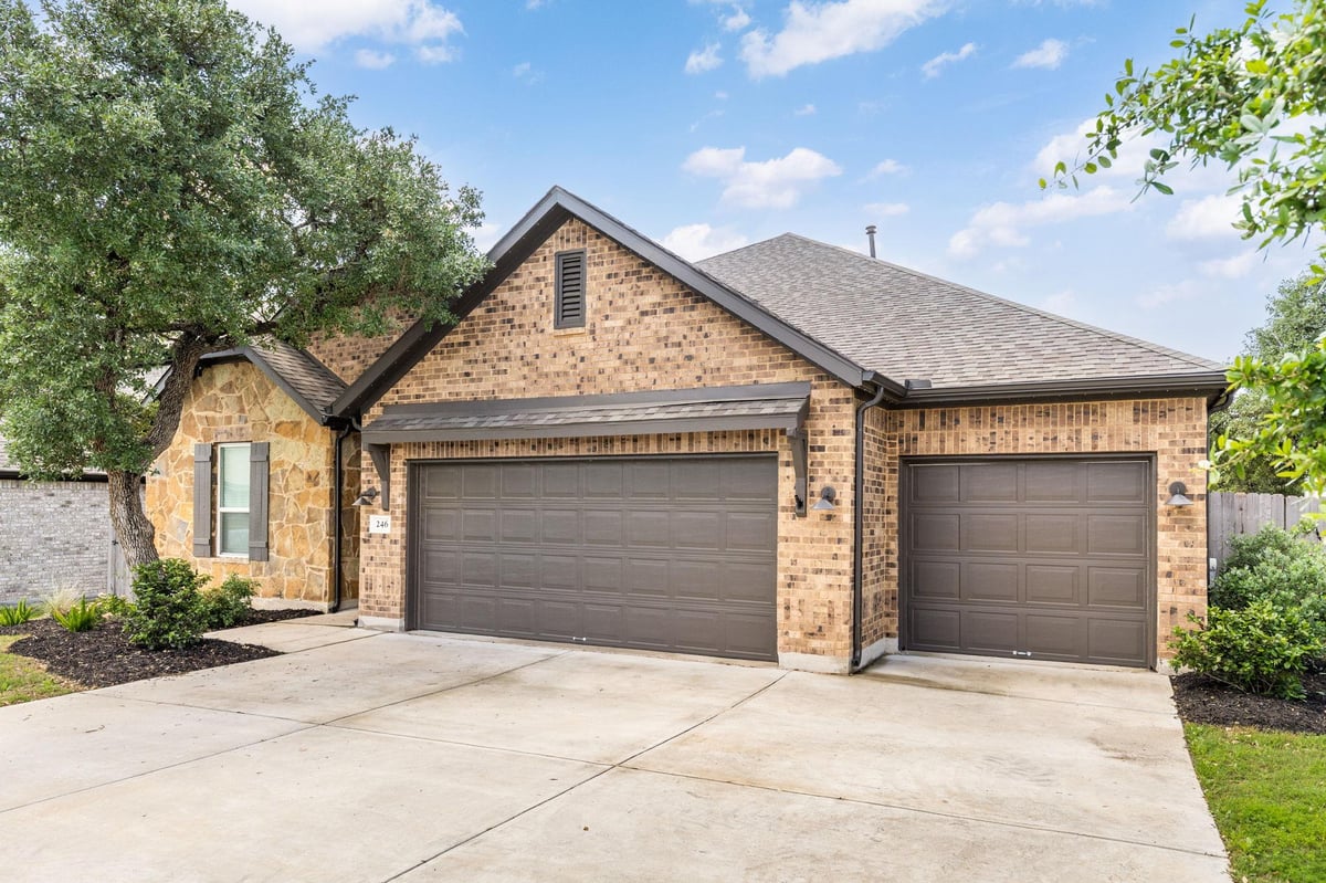 Living area at 246 Toyah Dr - 3 bed 3 bath home