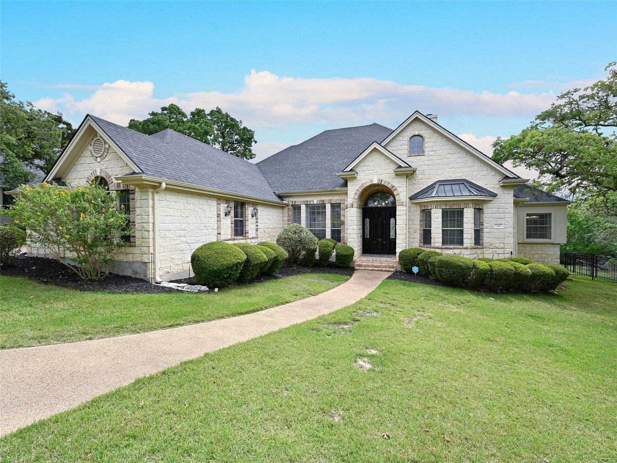 Living area at 247 Colovista Pkwy - 4 bed 3 bath home