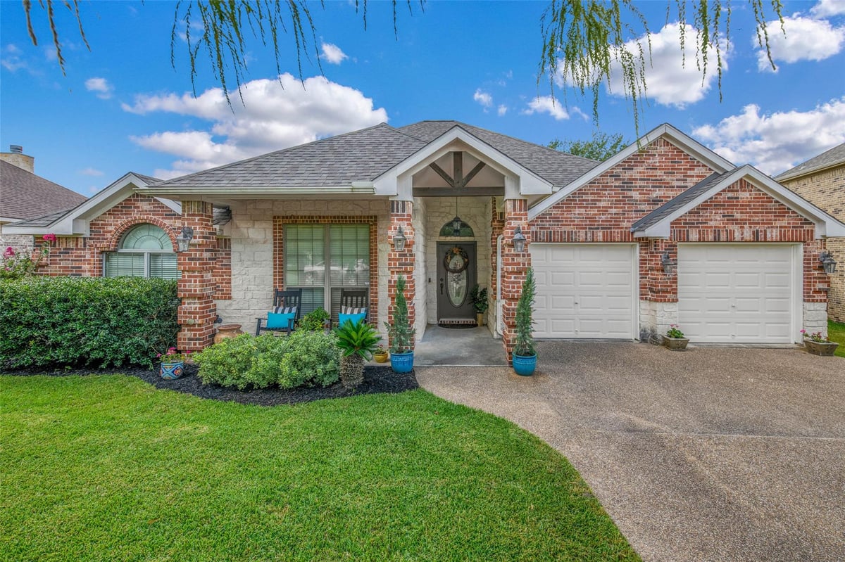 View 2477 Newark Cir in Castlegate Sec 05 Ph 02 2477 Newark Cir - front exterior - Luxury home in Castlegate Sec 05 Ph 02, College Station, TX