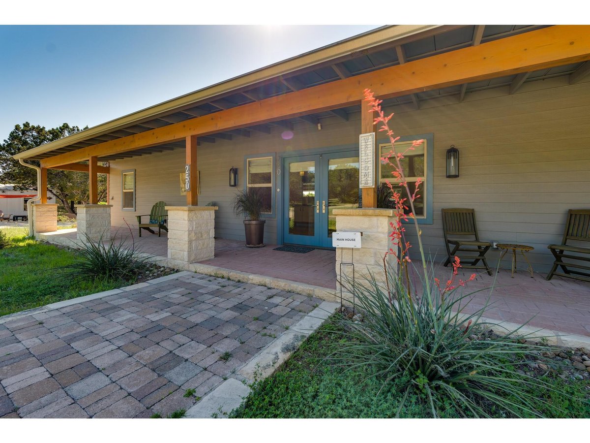 Living area at 250 Caliche Rd - 4 bed 2 bath home