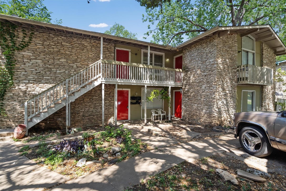 2501 Manor CIR Unit #B - property photo 1 - Luxury home in Manor Hills Sec 10, Austin, TX