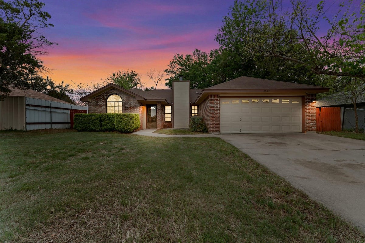 View 2504 Lazy Ridge Dr in Len Schwertner Sub Thi 2504 Lazy Ridge Dr - front exterior - Luxury home in Len Schwertner Sub Thi, Killeen, TX