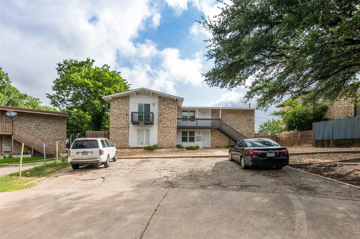 2504 Manor CIR Unit #C - property photo 1 - Luxury home in Manor Hills Sec 10, Austin, TX